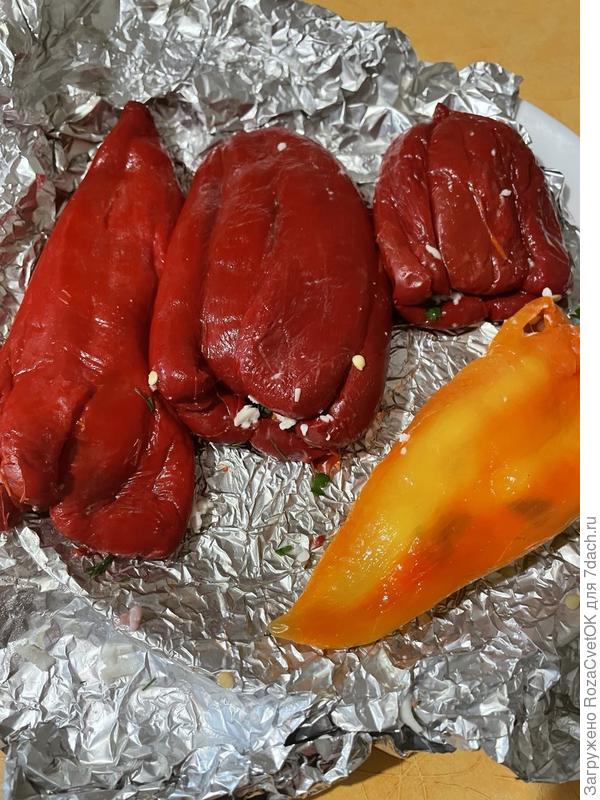 Очистить перец от пленки, нафаршировать сыром. Не битком! Перец должен остаться плоским.