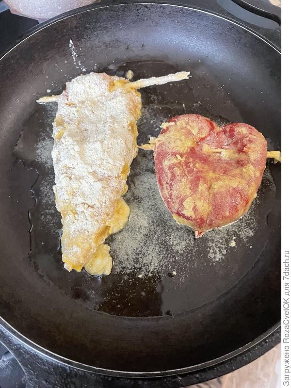 Защепить края перца, окунуть в яйцо затем в муку (у меня кукурузная),затем снова яйцо и мука. Положить жарить на сковородку с маслом.