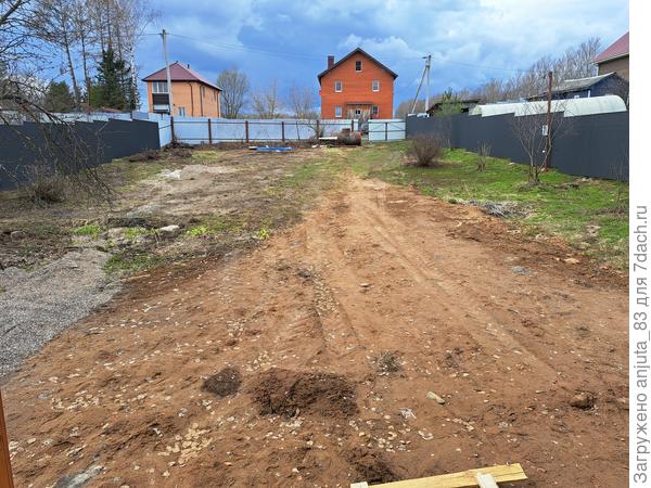 Вид на участок с востока на запад, от домика-бытовки