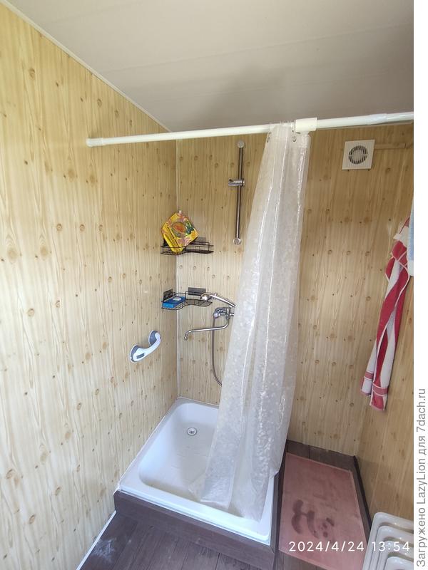 изнутри стены и потолок обшиты пфх панелями, на пол постелил террасную доску