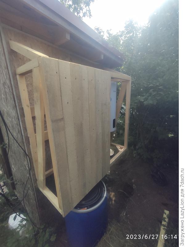 к дешу пристроен "скворечник"