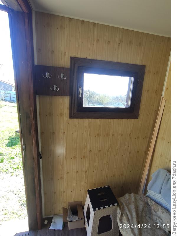 наличники для окошка и панель под крючки сделал из обрезков террасной доски