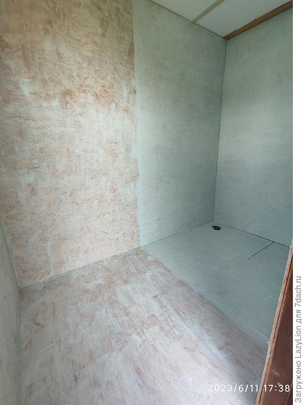 стены изнутри покрыты гидроизоляционной мастикой в несколько слоев