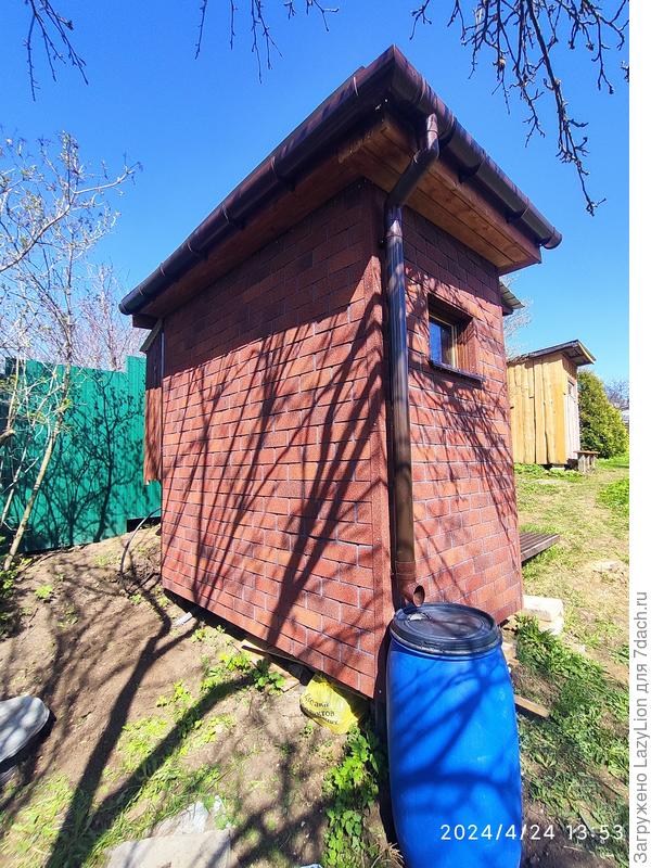 под водосток установлена бочка. просто чтоб была. у нас вода лишней не бывает. перелив из нее стекает в тот же "септик"