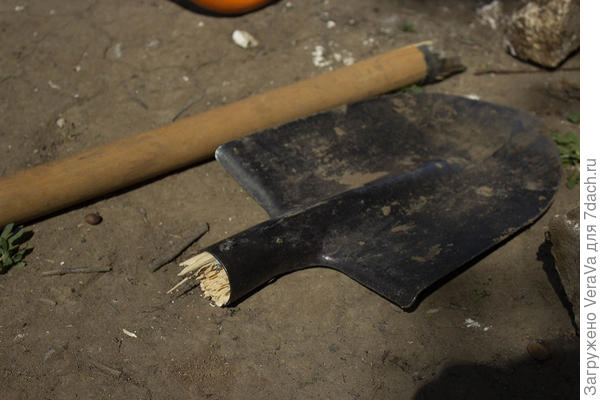 Ну не лопату, а черенок, конечно (лопату я потом сломаю:))