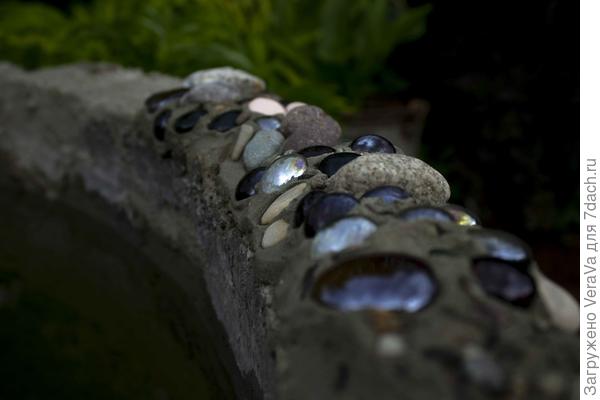 У бетонного кольца бортики заиграли "самоцветами"