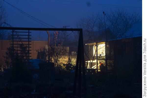 Подсвечивала верстак. В темноте умудрилась запилить-таки заготовки для полки над кроватью