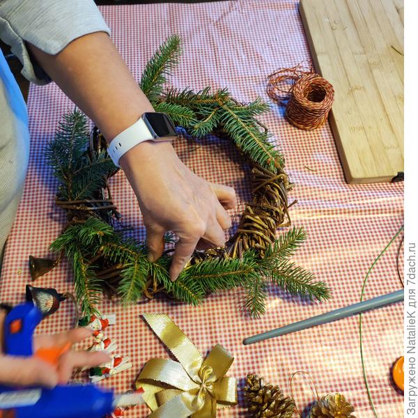 Сначала равномерно закрепляем их на заготовке
