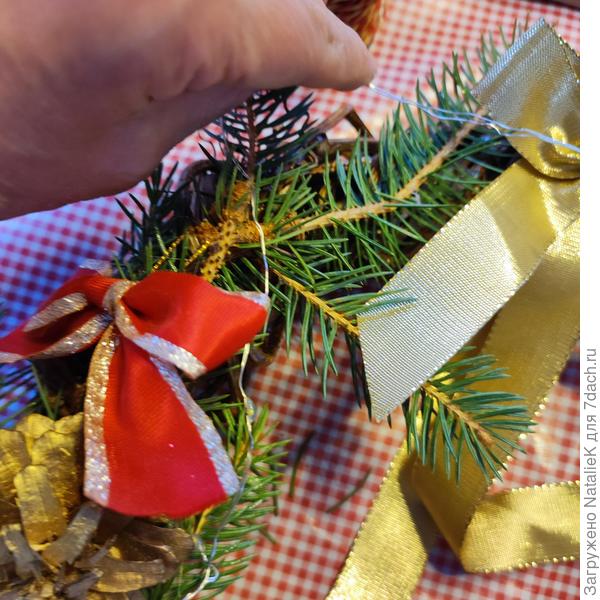 Закрепляем шишки и бантики