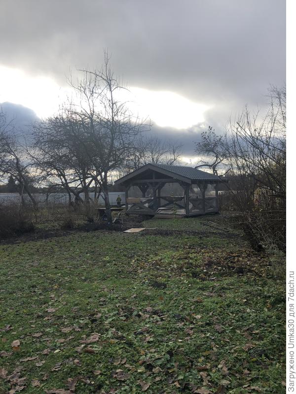 Приняли логичное решение сделать помост перед беседкой и проложить дорожку.