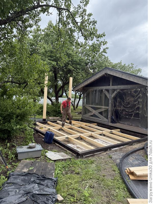 Делаем настил) Ну кто делает видно, я только руковожу процессом. Брус клали на бетонные тумбочки. Два вертикальных столба для подвесного кресла. Его я сделала сама, благо мастер-класс найти не сложно при желании.