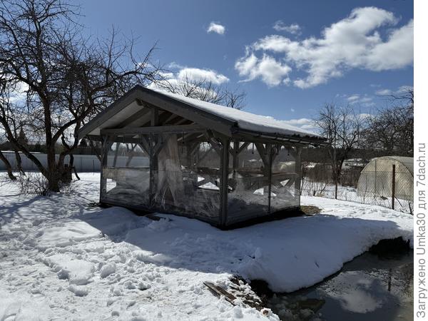Продолжаю! Вот наша беседка ждёт лета, а мы ждём дальнейшего обустройства.