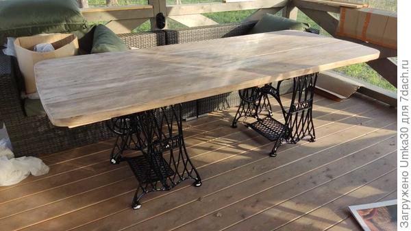 Столешницу муж брошировал, я потом покрывала светлым лессирующем составом и затеняла маслом с воском (которым покрывала пол).