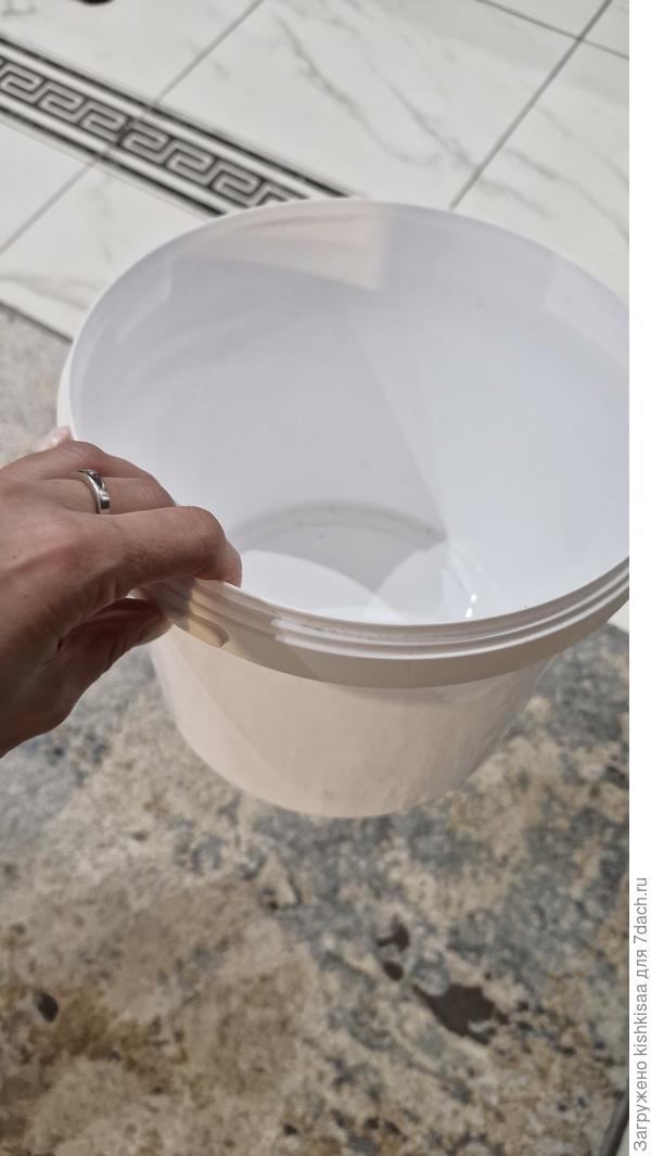 Есть такие 5л ведра, у меня в них некоторые хвойные тоже ждут весны