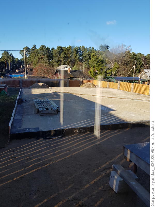 Вид от угла дома.