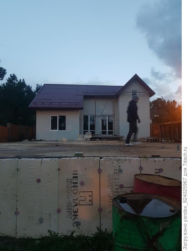 Вид от ворот.  От ворот до фундамента метров 15.