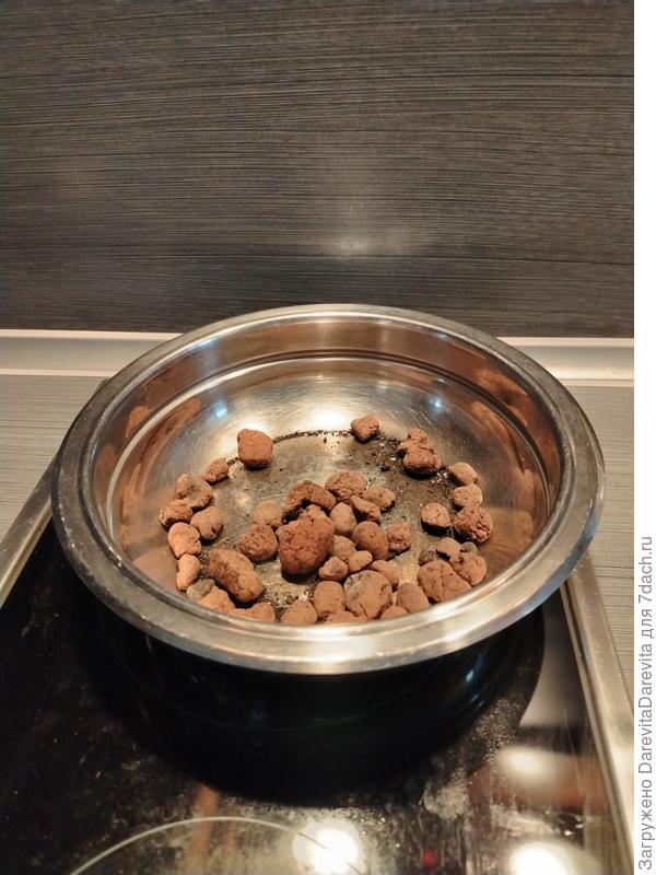 Все помнят опыт из Природоведения за 3 класс, нагрейте землю в сосуде на спиртовой горелке. Чем пахнет ?