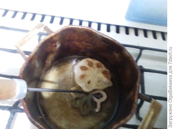 Процесс жарки хвороста.