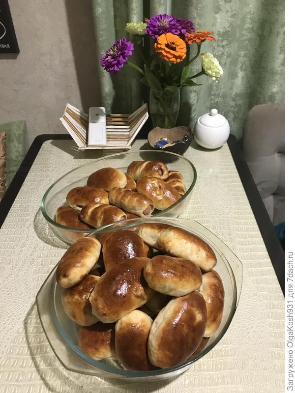 И пирожков налепила)) Жду мужа из поездки, аж из Краснодара). Есть такая хорошая примета, когда ждёшь кого-то , кому предстоит дальняя дорога, надо печь пироги.. Я вообще-то в приметы не особо верю, но эта мне нравится))
