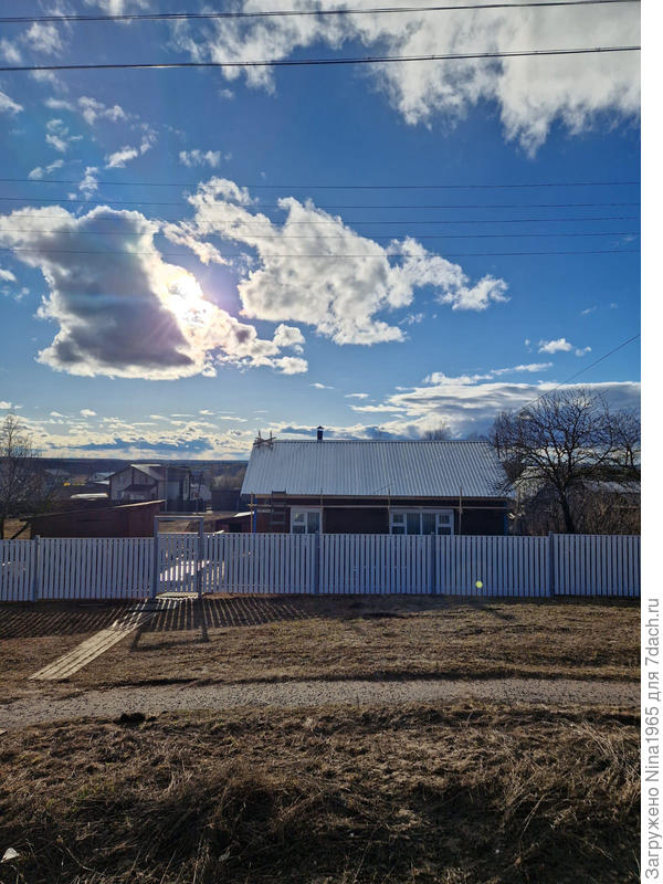 Вид на дом с востока от шоссе.