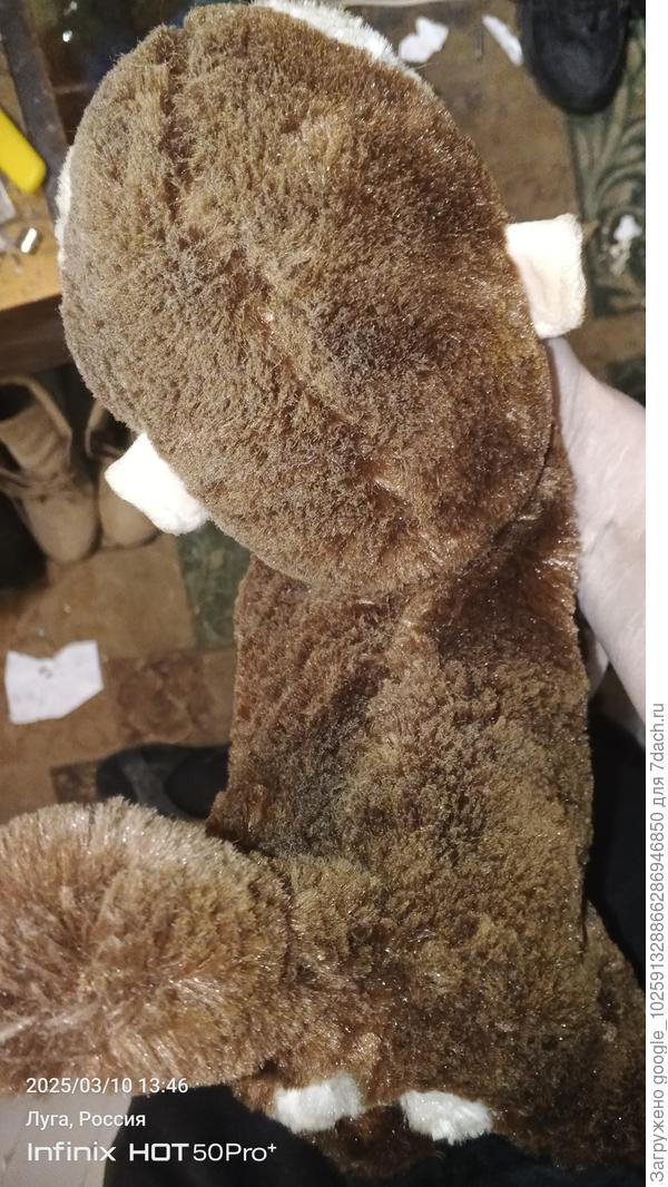 Местами справа нормальный мех для сравнения, а этот как расплавился и в паутине ваесь липкий... Хотя стоит она в полке у нас......