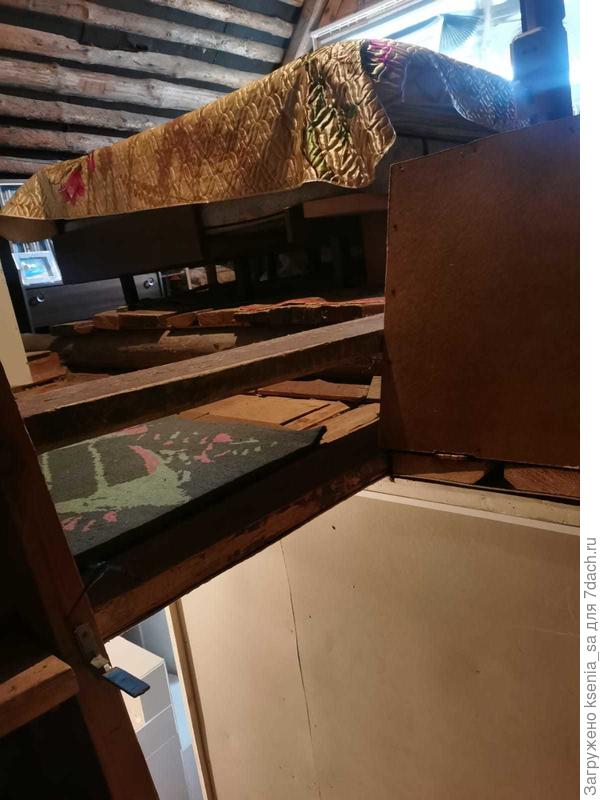 Кровать стоит на брёвне. Далее фото стыков.