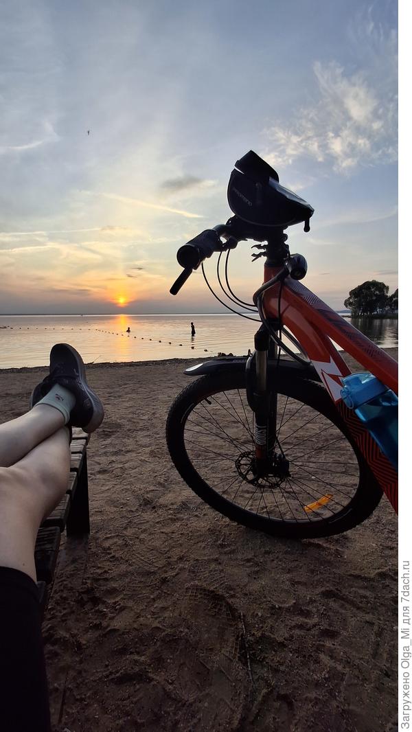 на велосипеде на закат