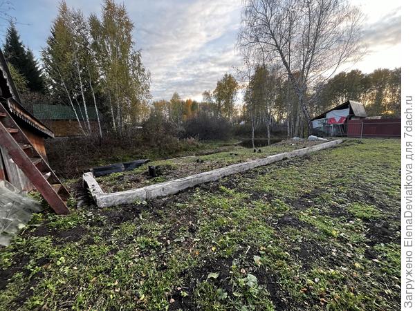 Фундамент имеет множество трещин и наклонов, поэтому под снос.