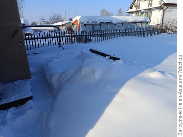 Лавочку почти замело