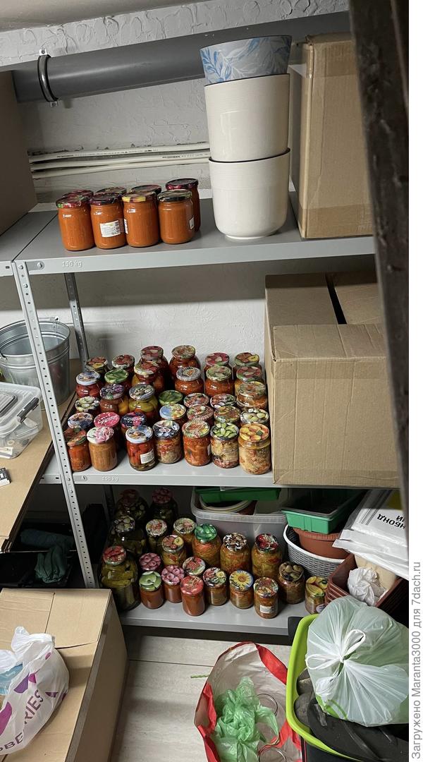 Бардачень в цоколе, сейчас получше, но всё равно ещё требуется облагородить, много лишнего хлама. Впрочем, у кого не так?