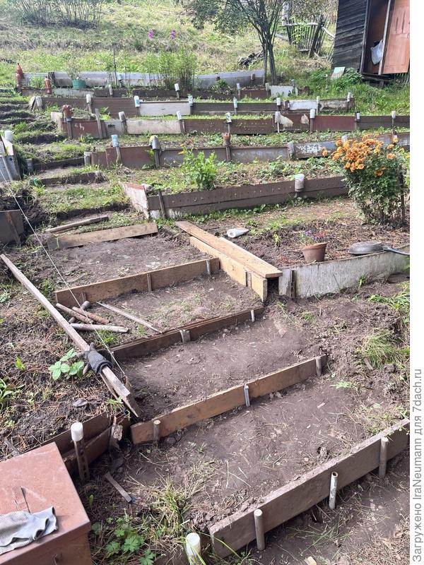 Решили сделать такие временные ступеньки в целях безопасности передвижения