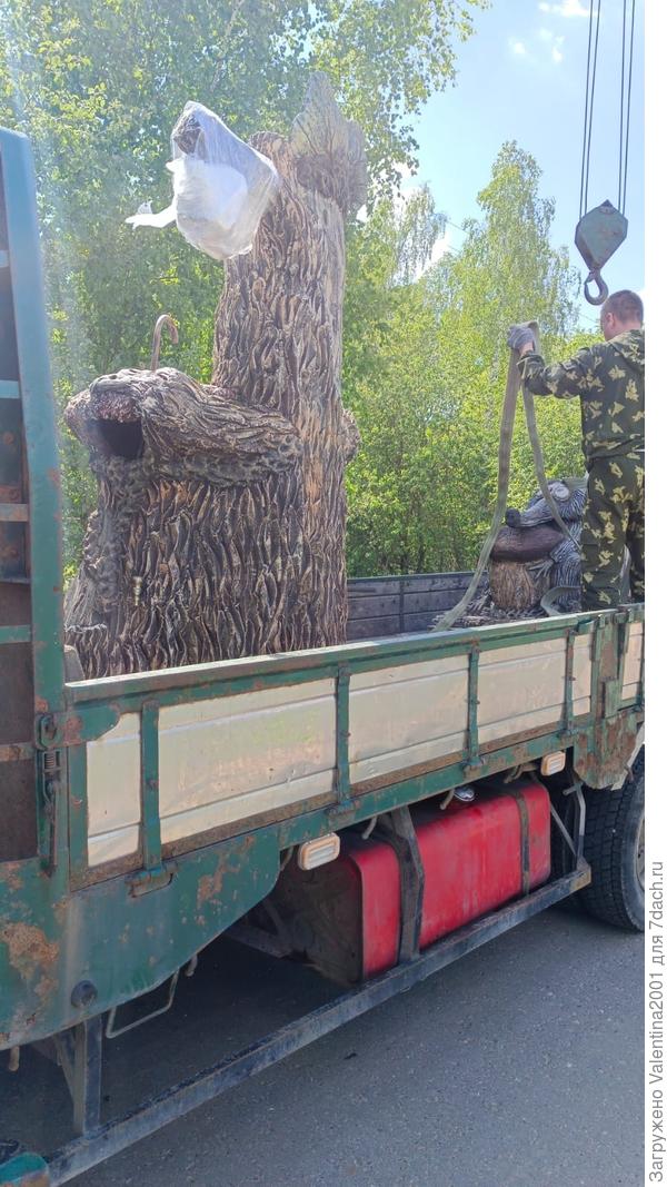 Мои статуи доставила вот такая машина и потом ребята аккуратно их поставили