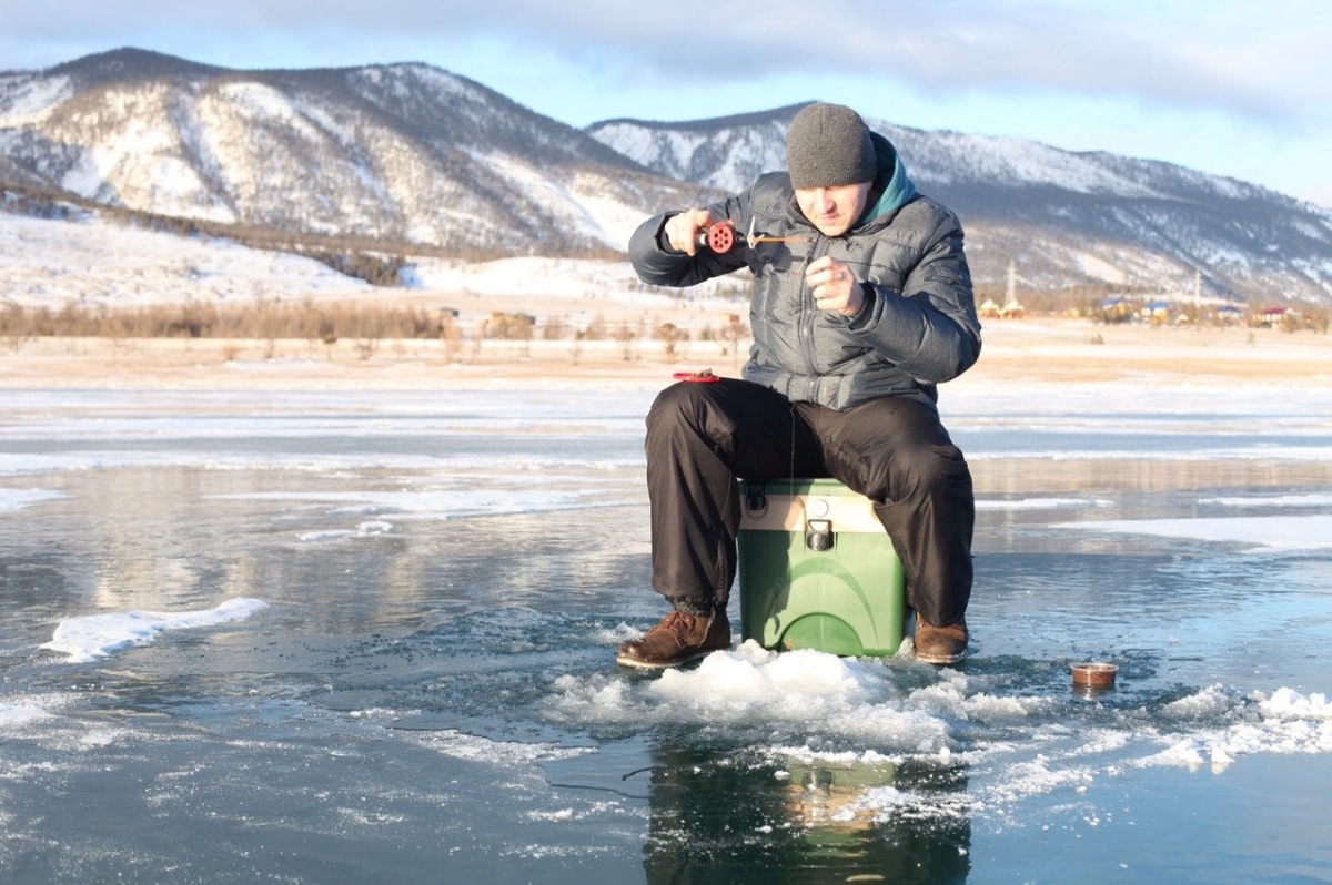 Ловим на байкале. Подледная рыбалка на Байкале. Рыболовля Байкал. Зимняя рыбалка на Байкале. Рыбаки на Байкале.