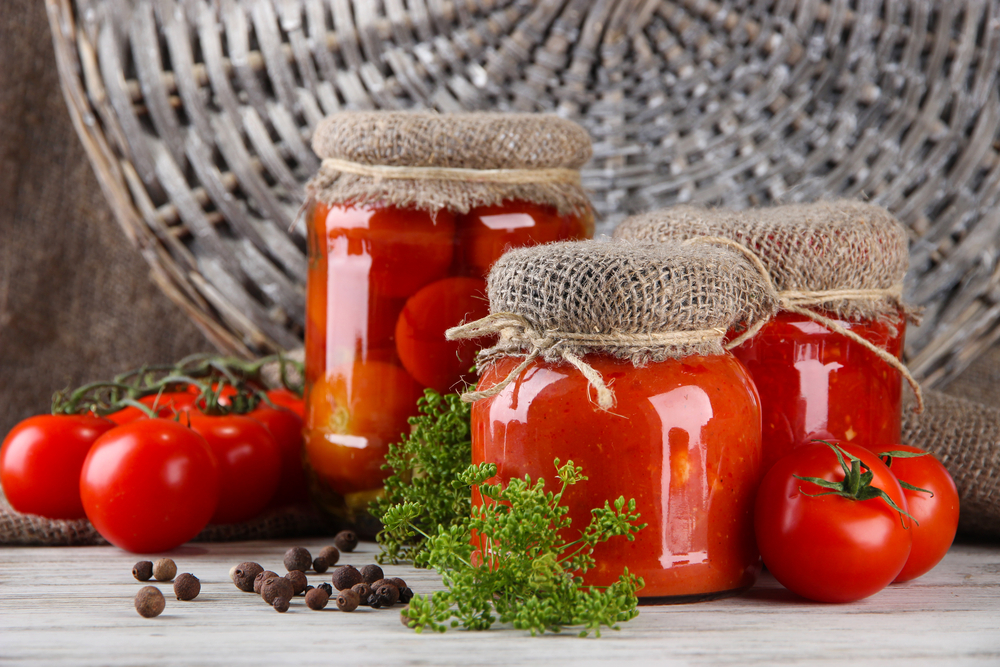 Как солить красные помидоры в бочке малосольные: рецепт