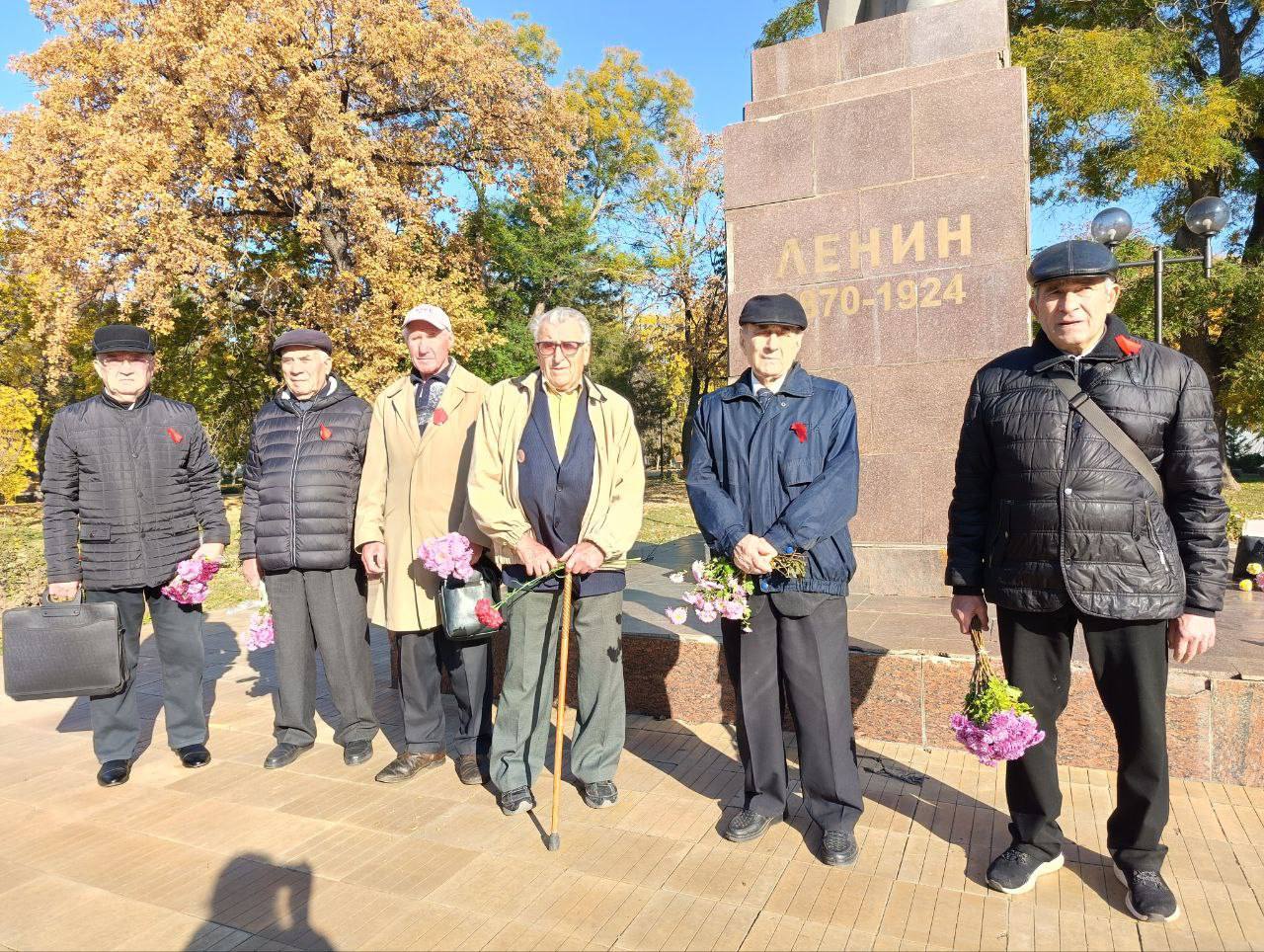 У памятника В.И. Ленину