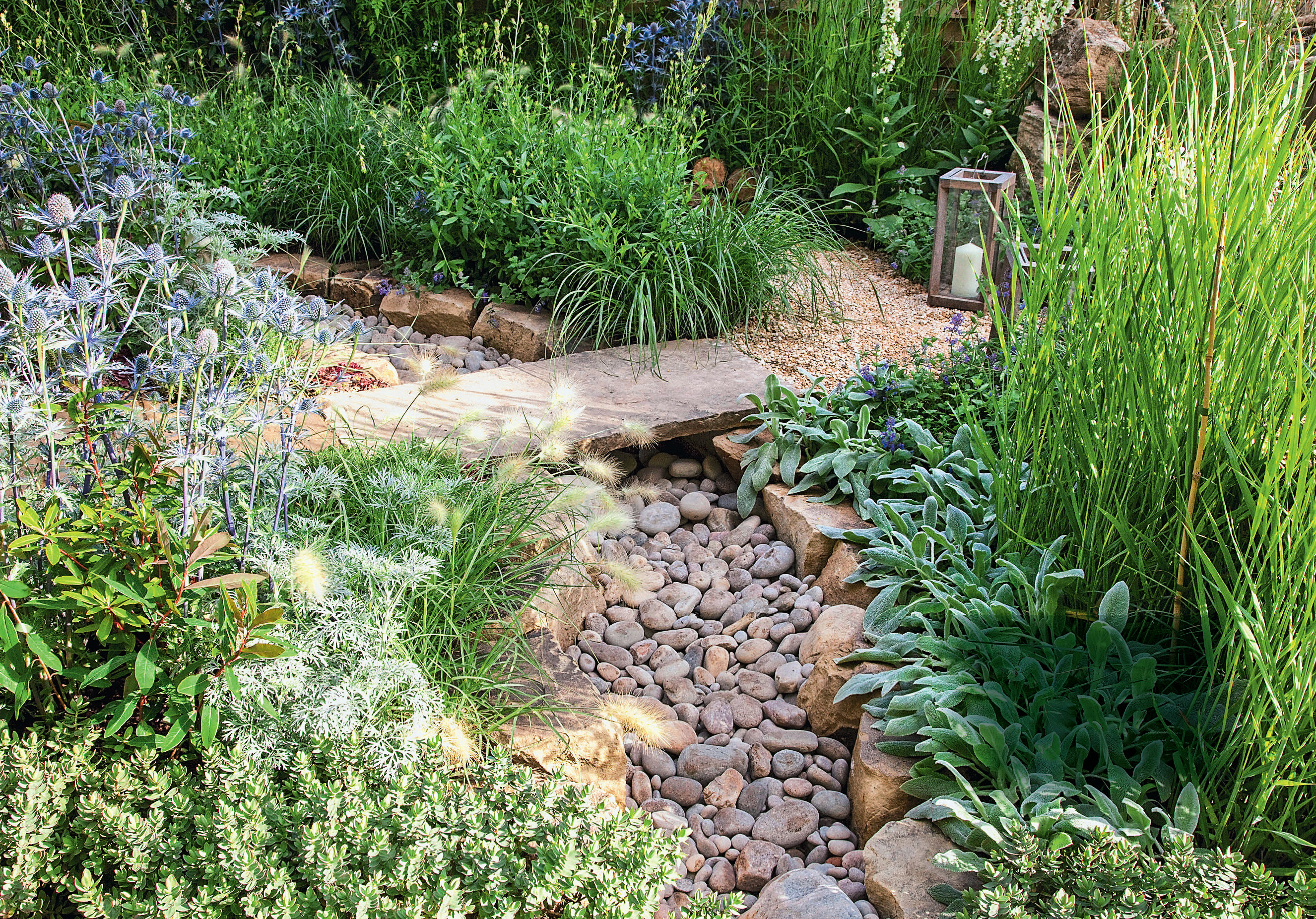 К каменному ручью ведет дорожка из светлого щебня