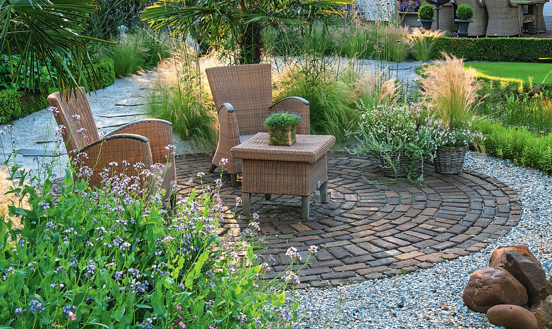 Отсыпка из этого материала подходит для дорожек, ступеней, оформления мест отдыха...