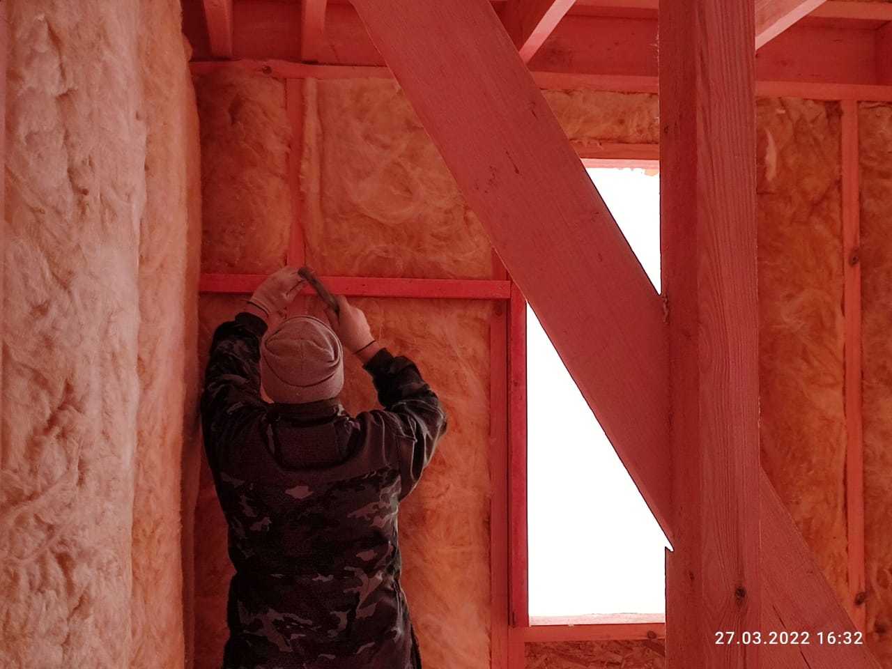 Фиксация трех слоев утеплителя дополнительной планкой