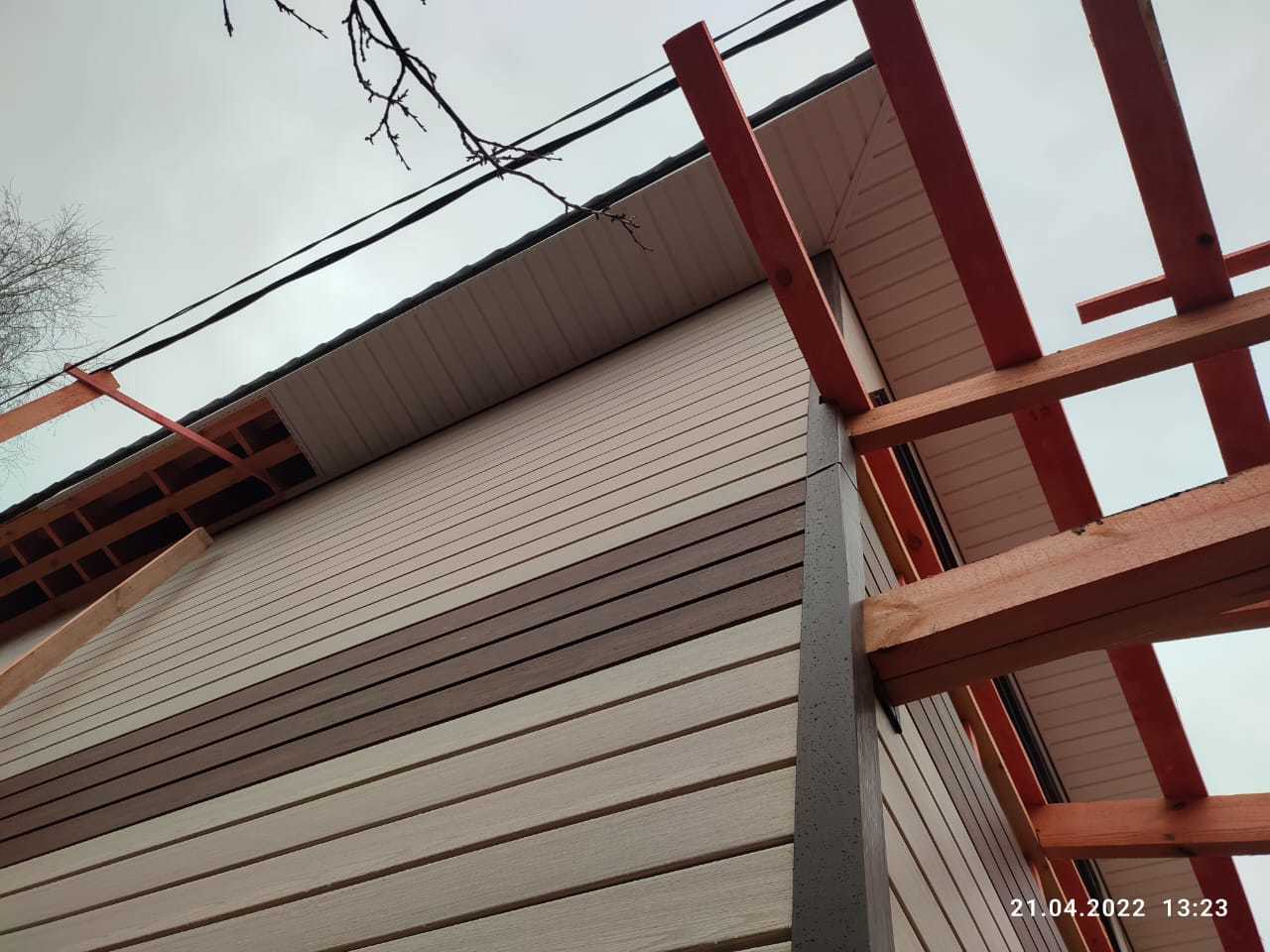 Подшивка карниза выполнена из перфорированных софитов