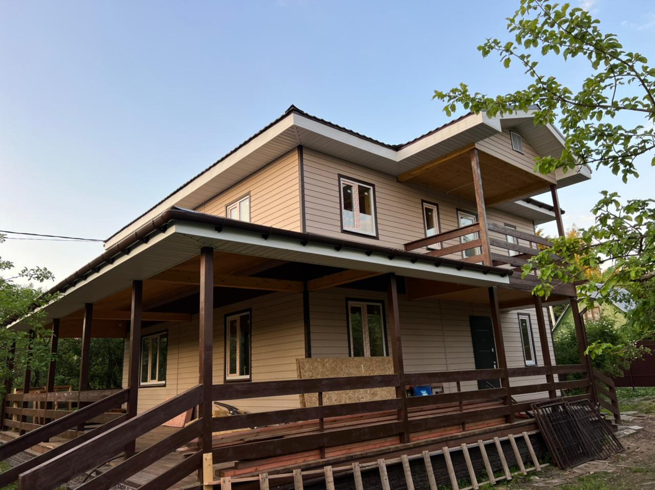 Терраса стала украшением загородного дома. Фото автора