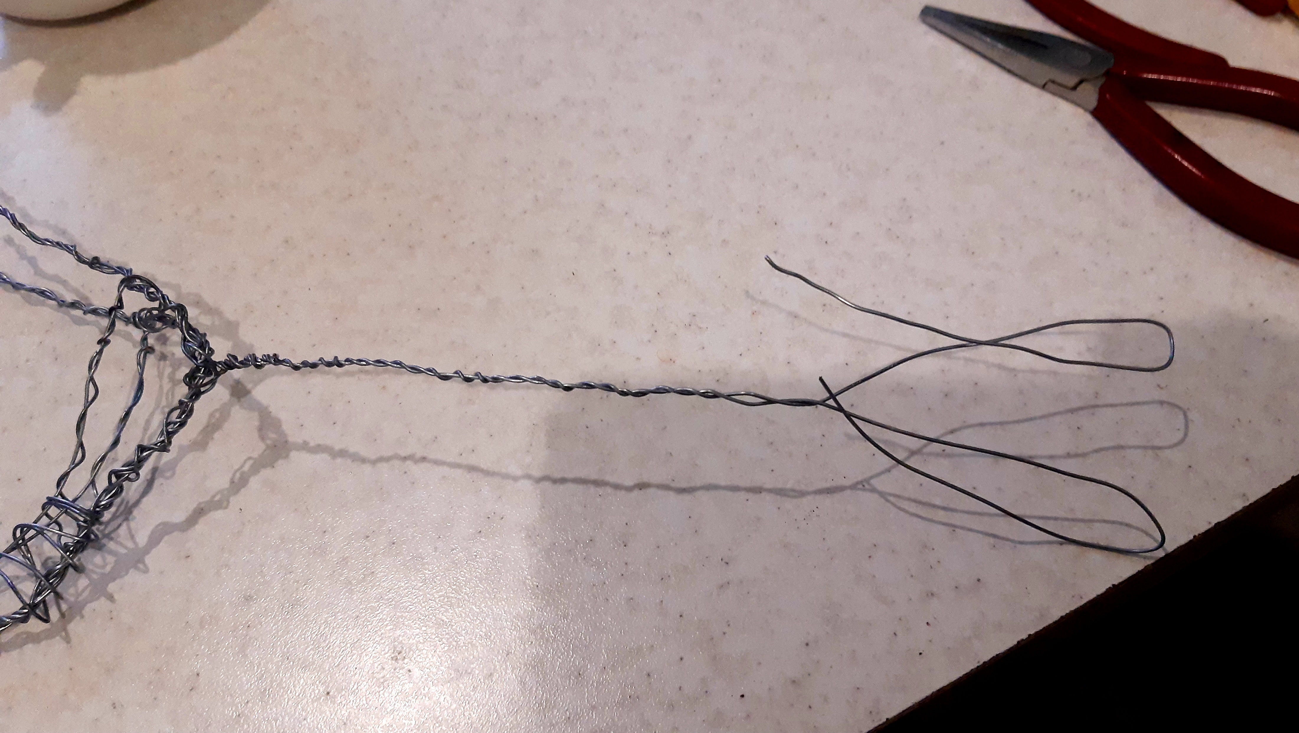 Концы загибаем петлёй и возвращаем назад, перекручивая с основной проволокой