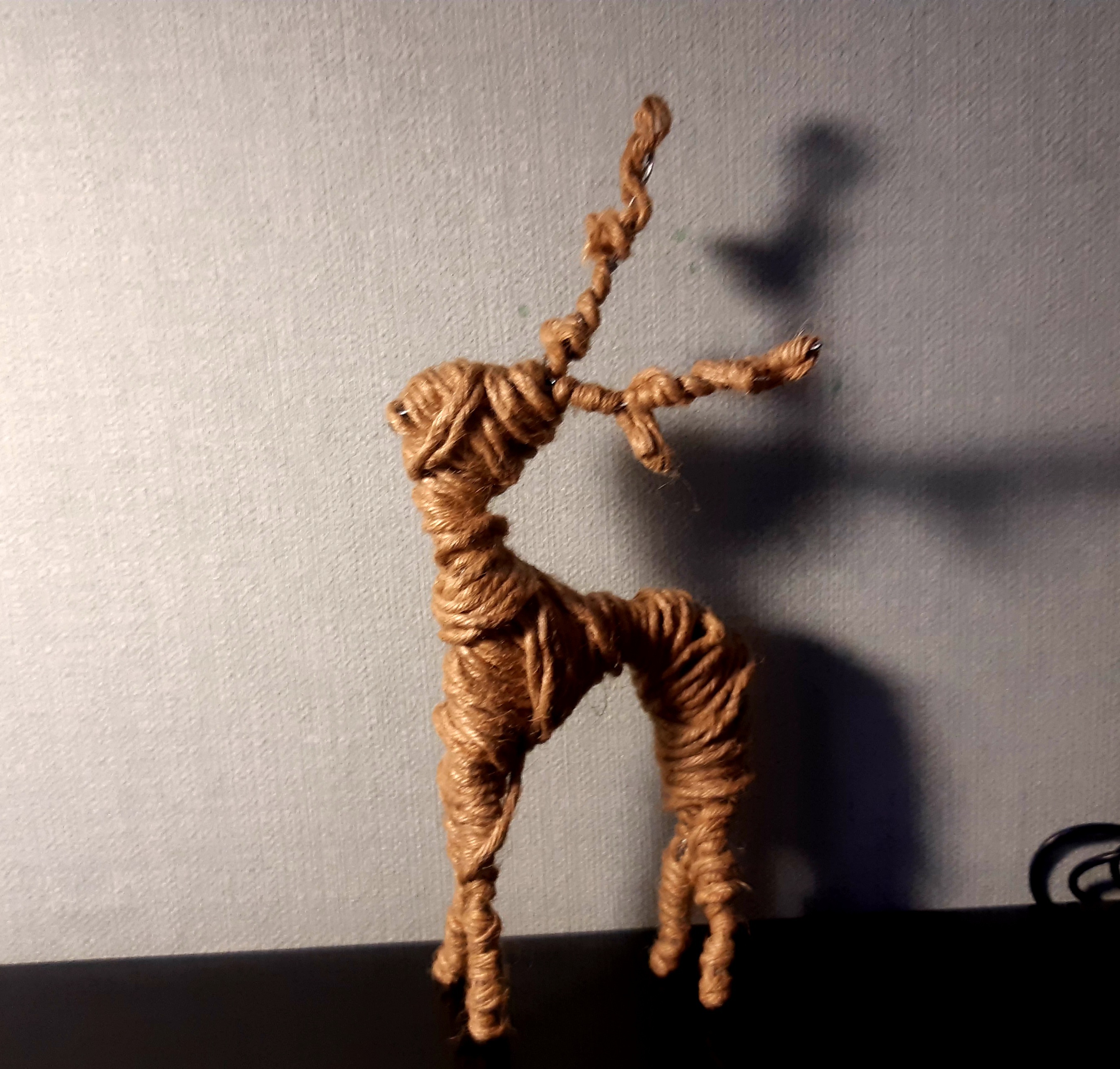 Бечевка нужна потоньше, в идеале упаковочный шпагат, которого у меня нет, а разбирать на волокна имеющийся стало как-то лень...