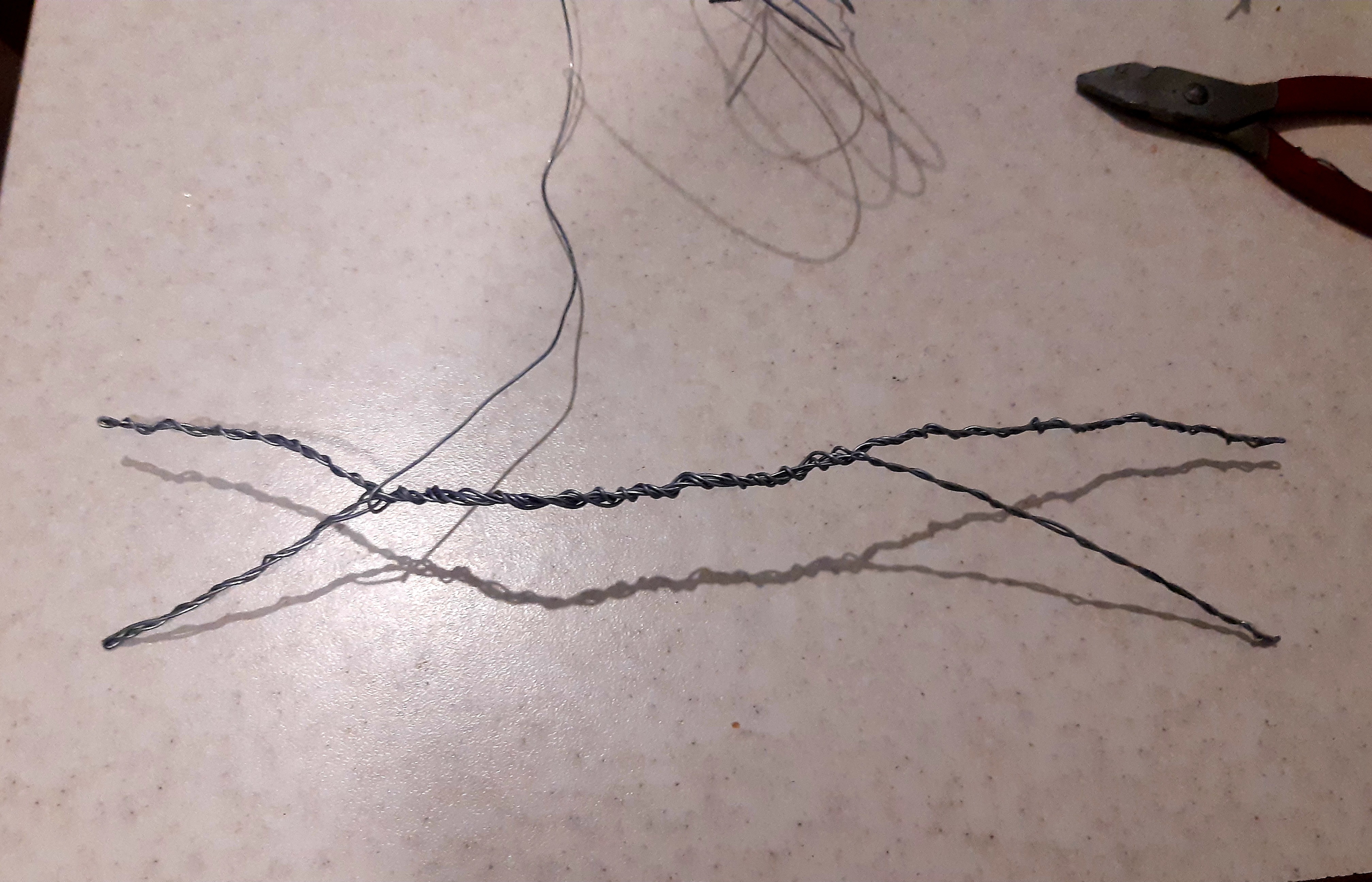 Берём моток и начинаем мотать от ноги будущего оленя