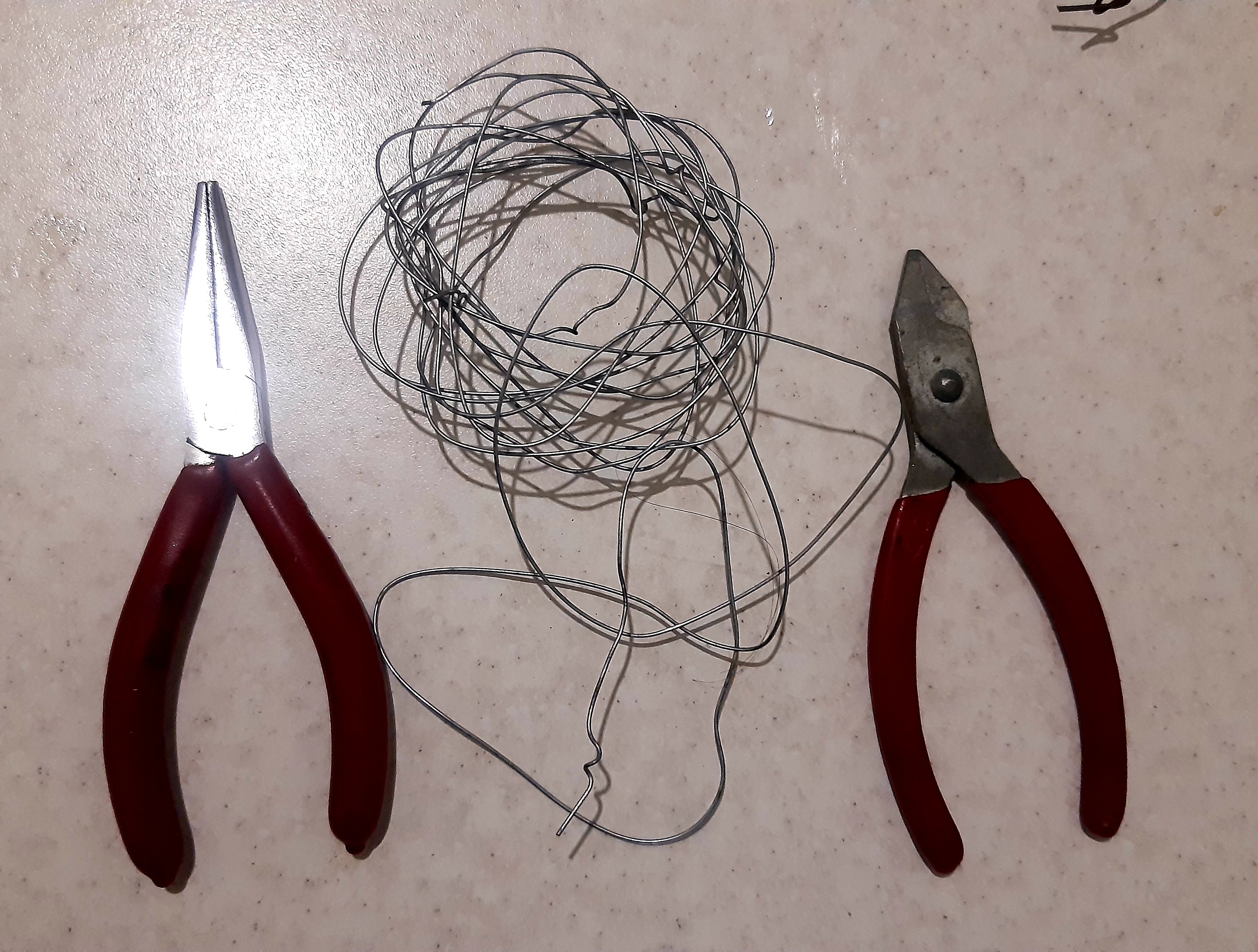 Кусачками и зажимом я почти не пользуюсь, отрезая мягкую проволоку обычными ножницами и загибая пальцами