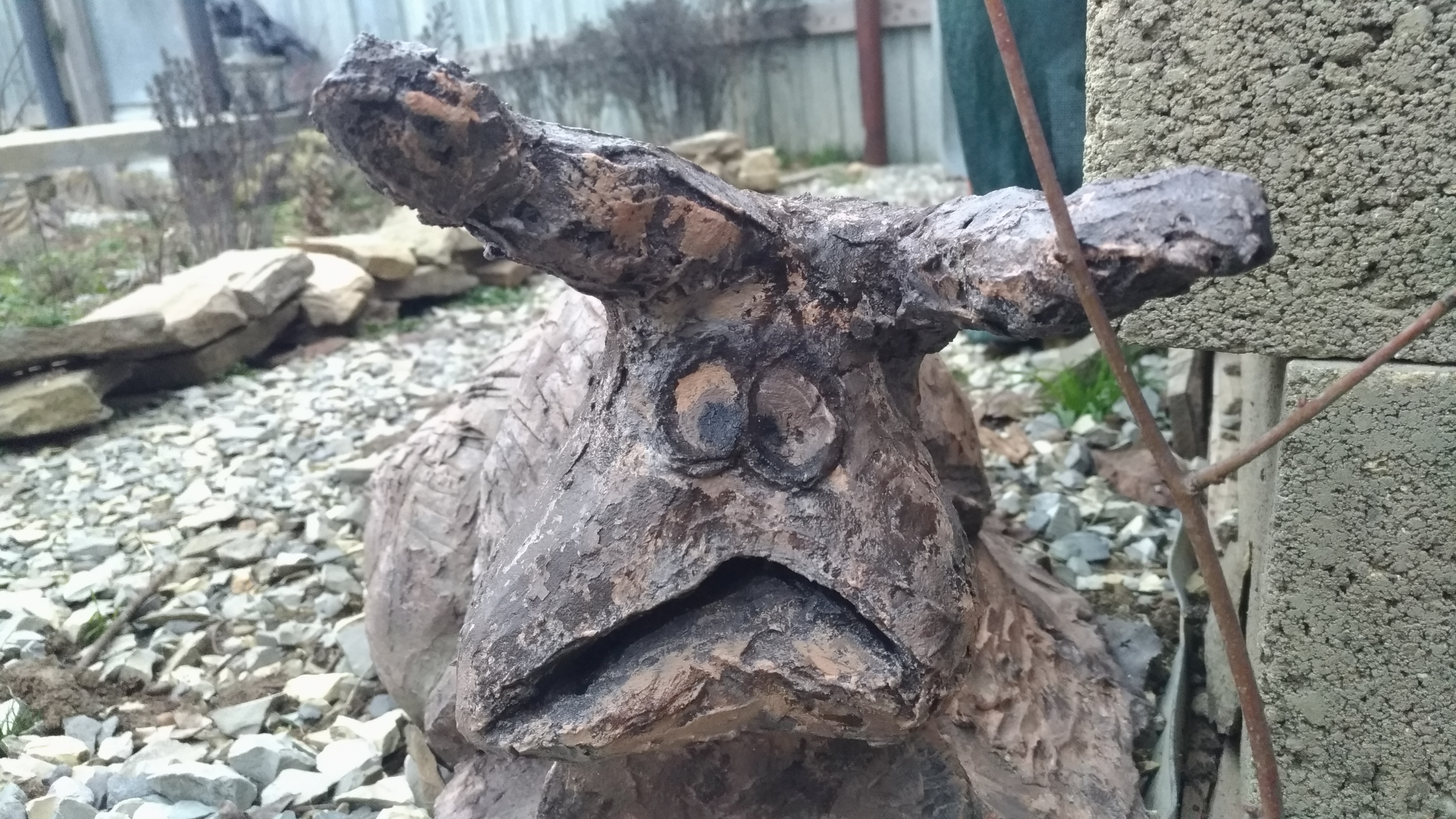 Она знает, что бесит меня, поэтому такая печальная:))