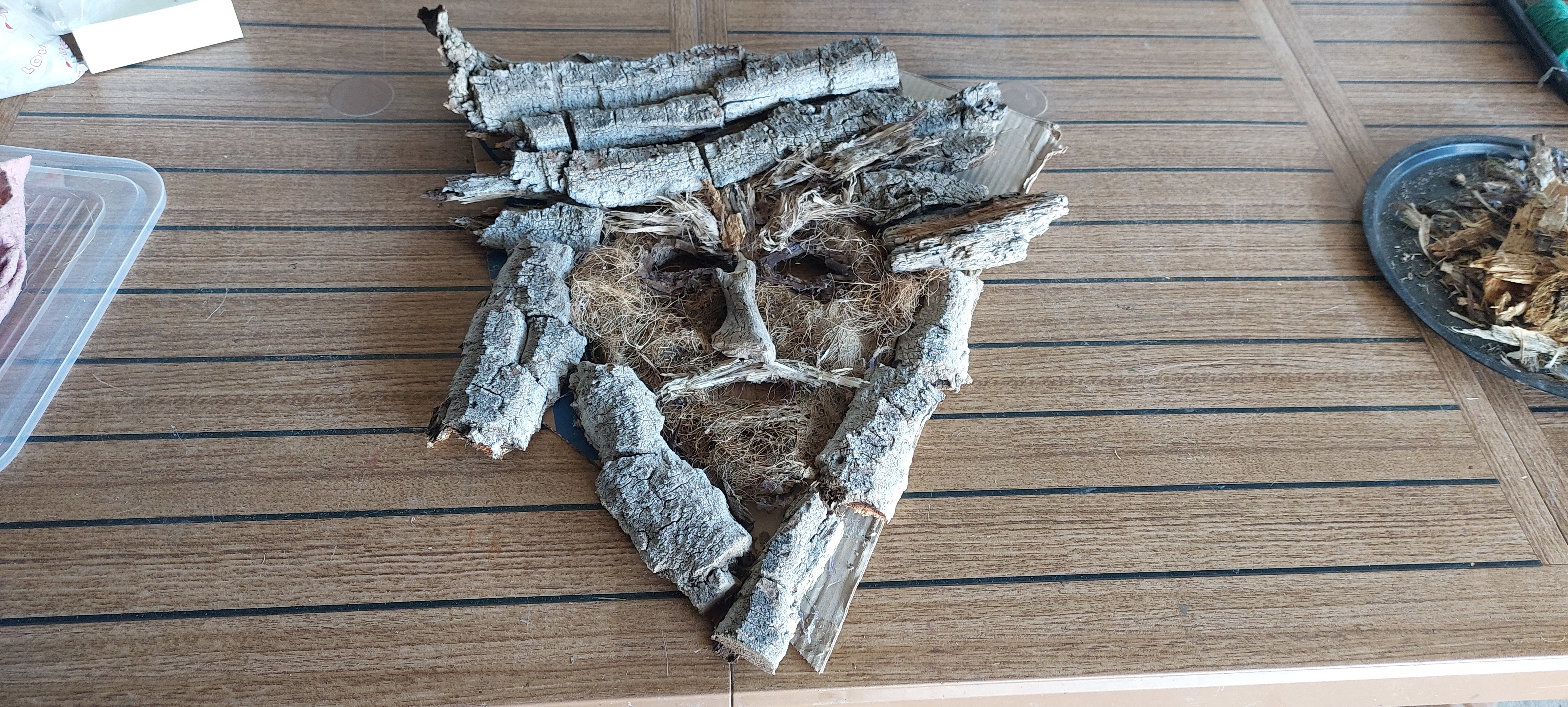 Куски коры пригоняла друг к дружке, проклеивая по стыкам. Там, где кора не помещалась, втыкала сухие деревяшки, щепки, веточки