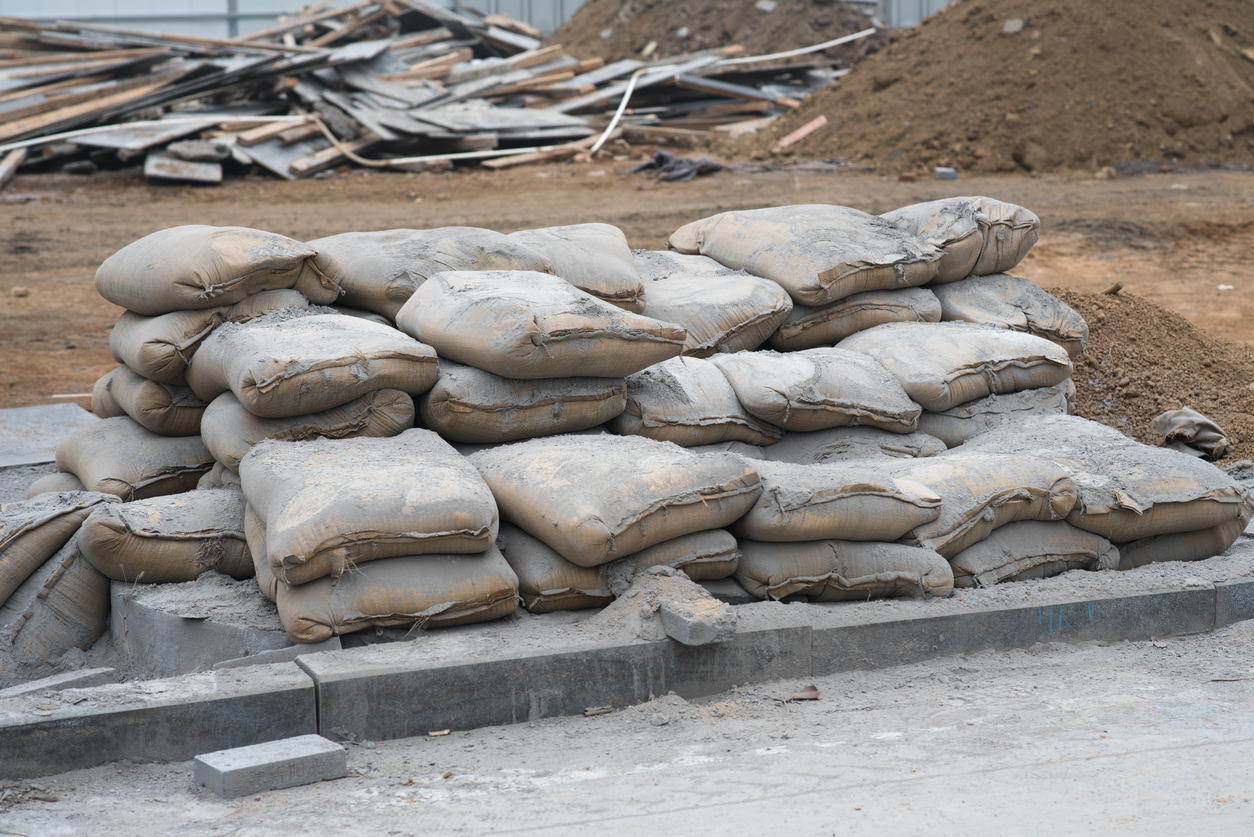Мешки с цементом на строительной площадке