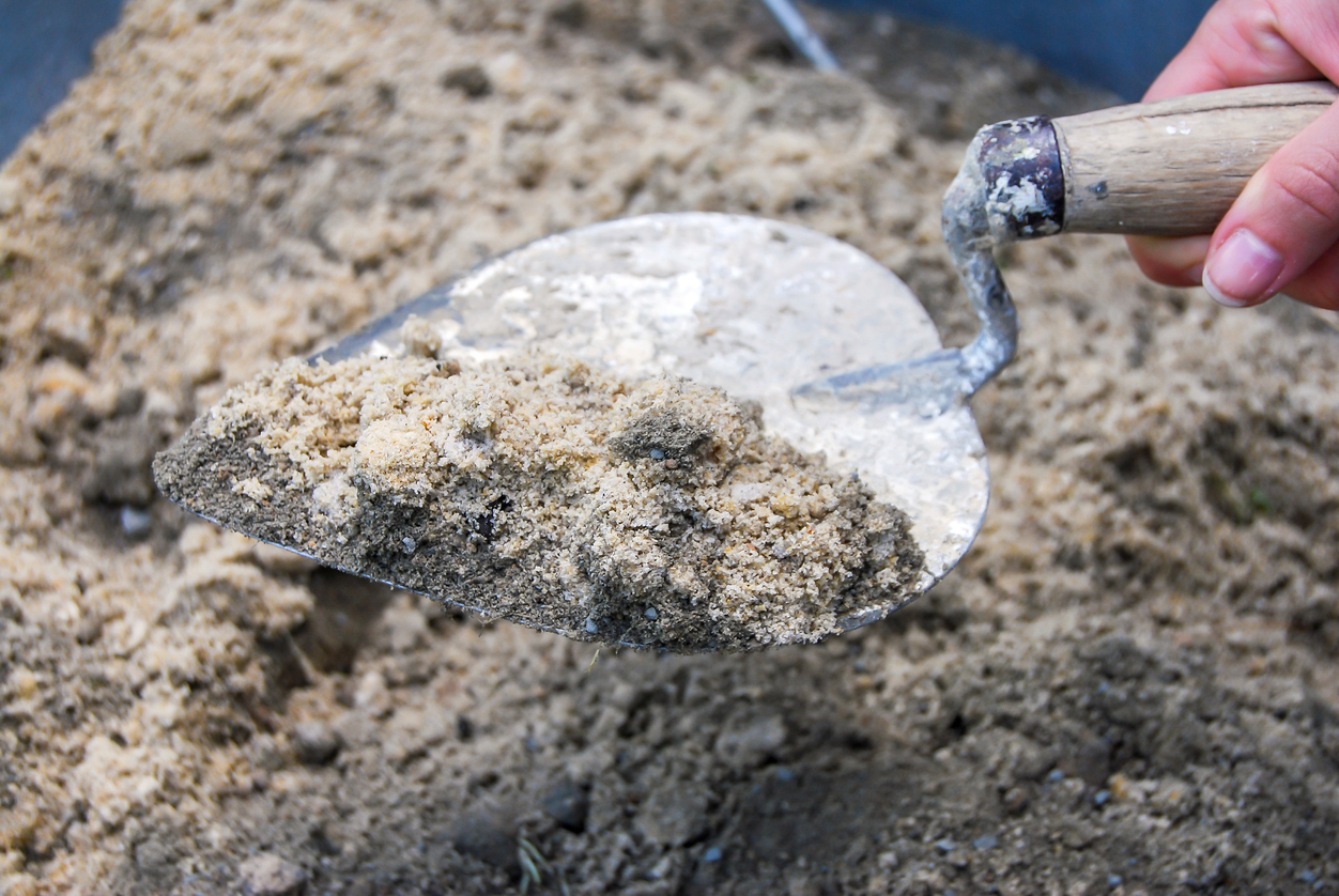 Смесь цемента и песка могла быть как самодельной, так и приготовленной на заводе