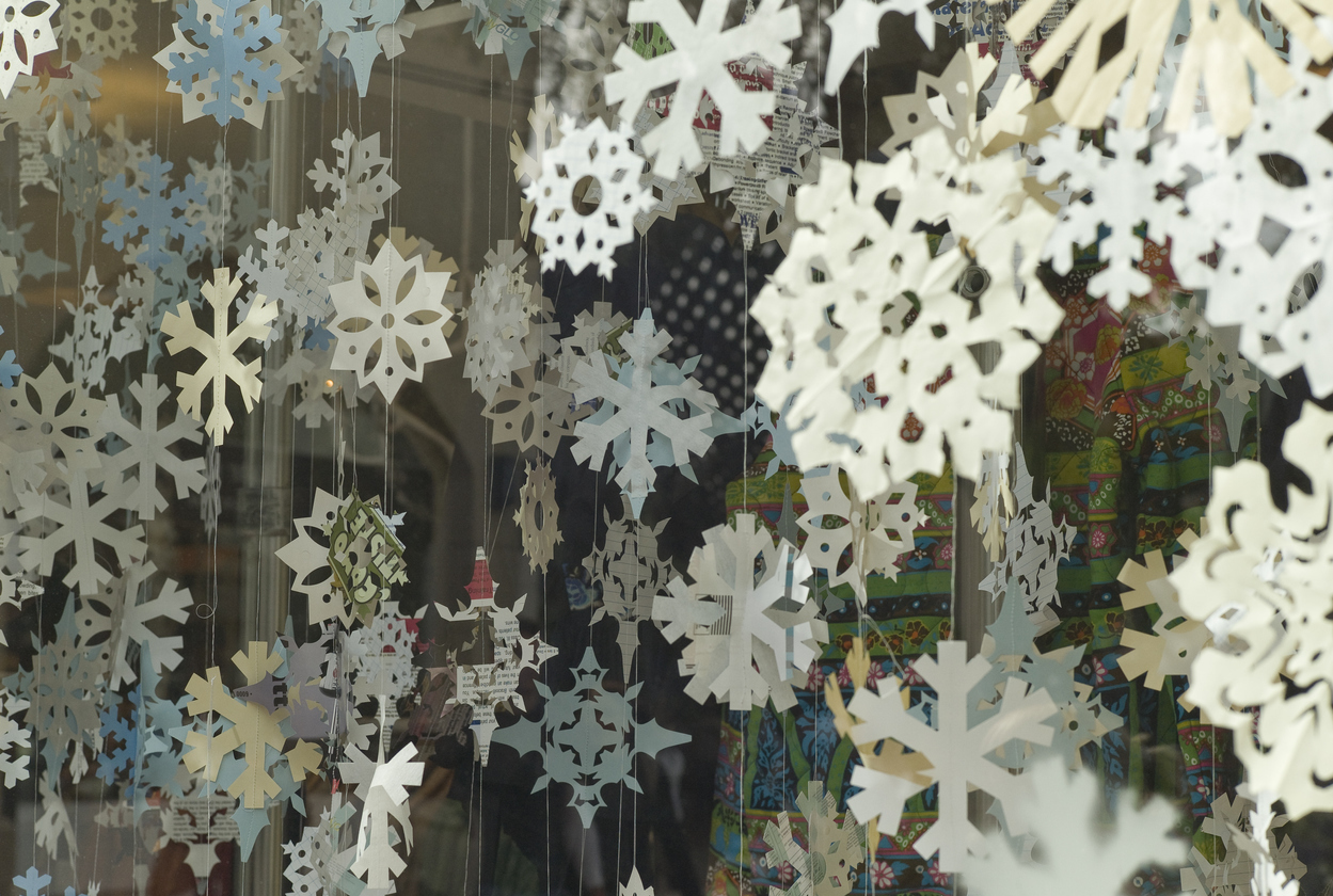 Бумажная вьюга в окне