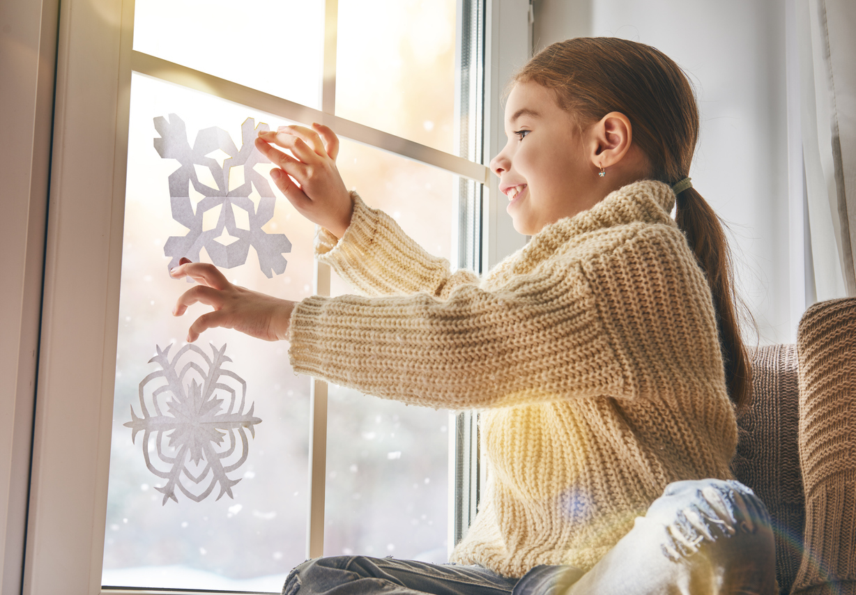 Есть способы надежно закрепить бумажные украшения на стекле